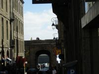 Hinter der Stadtmauer aus Richtung Hafen geblickt