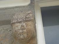 Stein in Kopfform am Noctuarium für den empfindsamen Primaten in Durell