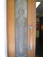 Engelfigut aus Glas am Eingang der St. Matthews Glass Church 