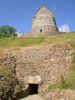 Hügelgrab, Kirchenbau darüber. La Hougue Bie. 