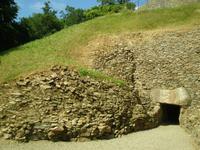 Eingang zum Hügelgrab 