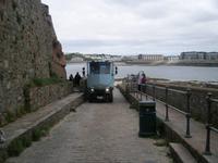 Amphibienfahrzeug vor dem Elisabeth Castle