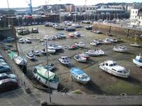 Schiffe im Hafen von St. Helier bei Ebbe