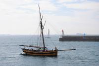 Segelboot beim Einlaufen in den Hafen St. Malo