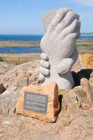 Denkmal inForm von helfenden Händen am Corbiere Leuchtturm