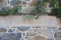 Heiratsdatum der Miles über Türschwelle - im Garten von Mr. Miles