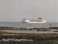 Kreuzfahrtschiff - liegt vor Guernsey