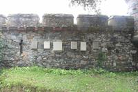 Auf der Insel Sark, Hundefriedhof im Garten der Seigneurie