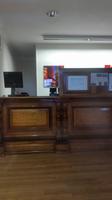 Blick durch ein Schaufenster in die Filiale einer Bank
