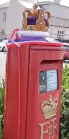 Briefkasten in St. Aubin in Vorbereitung auf die Krönung 