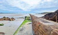 Ebbe an der St. Clement's Bay direkt vorm Hotel