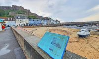 Gorey mit Mont Orgueil Castle an der Ostküste