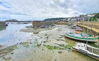 Hafen von St. Peter Port mit Castle Cornet