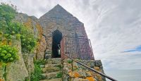 In dieser Einsiedelei (Hermitage) wohnte der Priester St. Helier