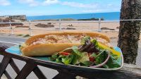 Mittagspause in der Bucht Greve de Lecq - Krabben-Sandwich
