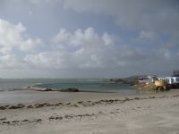 St. Helier, der Meerespool vor dem Hotel im Morgenlicht.