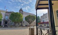 Stadtbummel in St. Helier - Royal Square mit Regierungsgebäuden