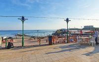 Strandpromenade und Meeresschwimmbecken vorm Hotel Ommaroo