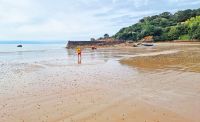 Wasserspiegelung bei Ebbe an der St. Brelades Bay