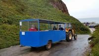 Zu Fuß oder mit dem Traktor ins Dorf - Austos sind auf der Insel Sark nicht erlaubt