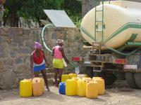 Wassertanken auf der Insel Santiago
