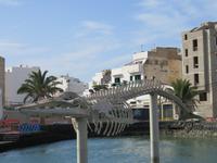 Walskelett im Stadthafen von Arrecife