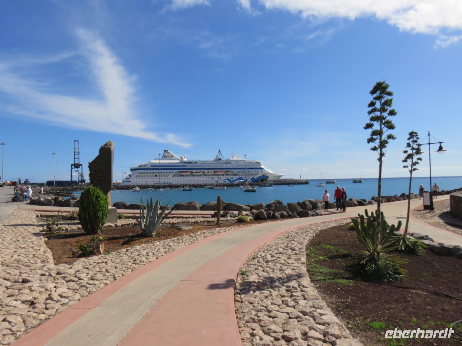 AIDAcara im Hafen von Puerto del Rosario