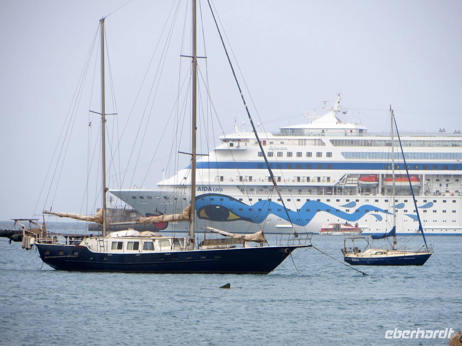 AIDAcara im Hafen von Mindelo, Kapverden