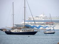 AIDAcara im Hafen von Mindelo, Kapverden