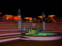 leeres Deck bei Nacht