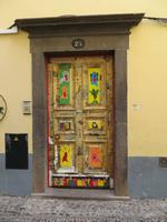 kunstvolle Haustür auf dem Weg zur Seilbahn von Funchal