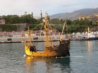 Caravelle im abendlichen Funchal