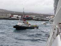Ablegemanöver mit Schlepper im Hafen von Arrecife