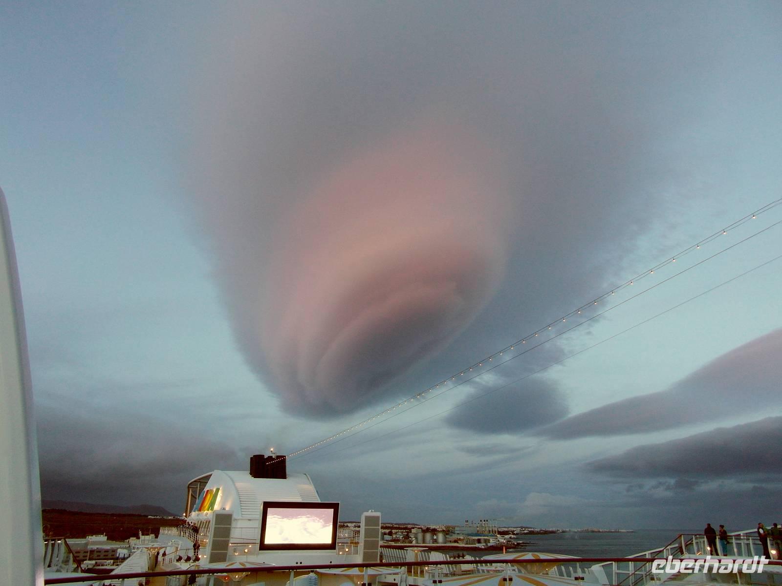 AIDAstella im Hafen von Arrecife auf Lanzarote - nun kommt das Unwetter Foto: Monika Weber
