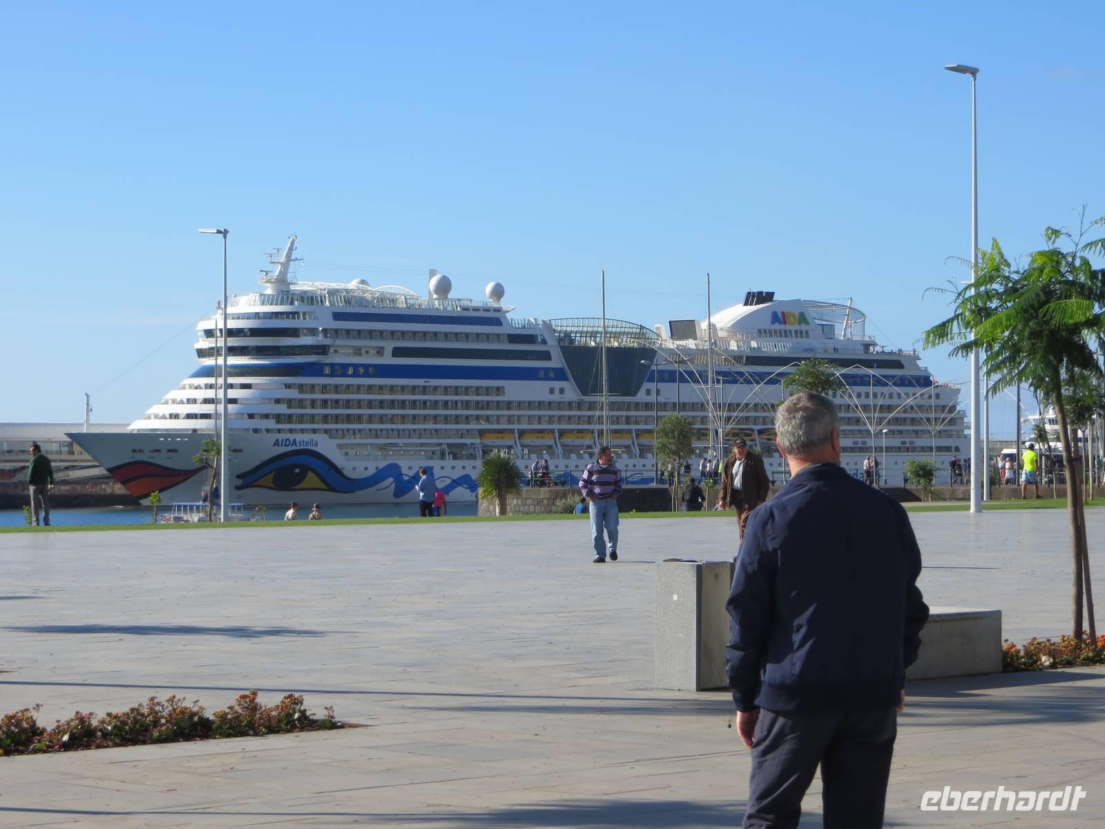 An der Uferpromenade von Funchal - Blick zur AIDAstella