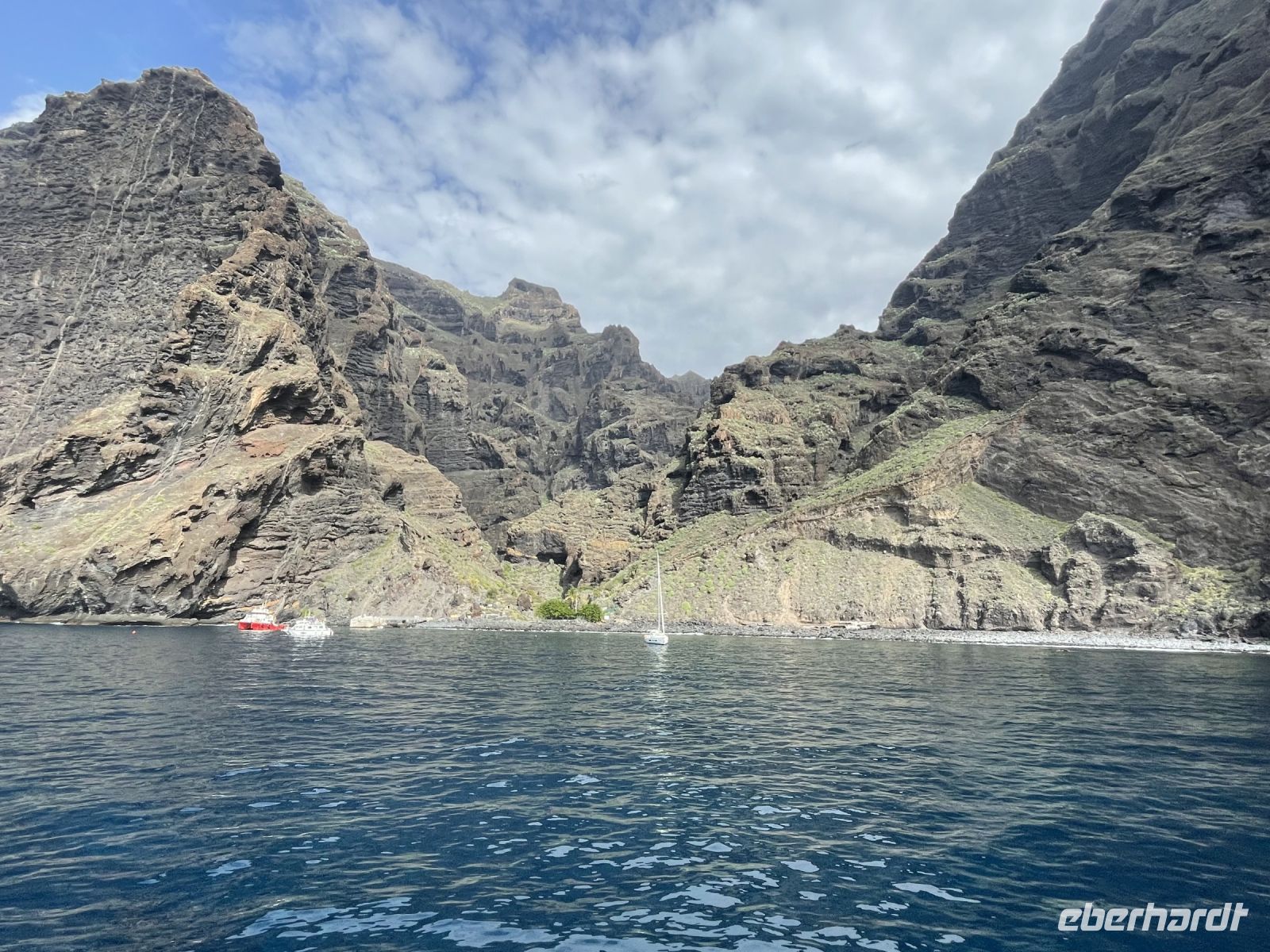 ...und unternehmen eine Badepause in einer Bucht an den Steilküsten