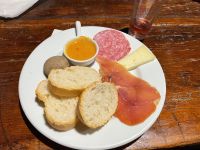 Zum Wein gibts natürlich einen kleinen Imbiss