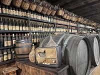 Viele tausend Weinflaschen zieren die Wände des Weinkellers, der von außen gar nicht als ein solcher auffällt 