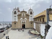 Davor werden Lotterielose verkauft, nur wenige Meter weiter wird für das Losglück gebetet