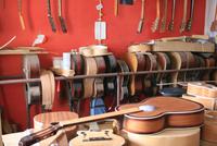 In der Gitarrenwerkstatt in Mindelo &ndash; &copy; Kristin Weigel (Eberhardt TRAVEL)