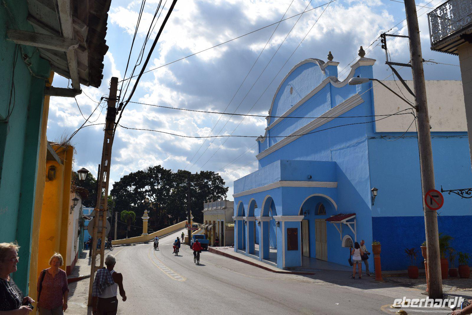 Die Hauptstraße in Sancti Spiritus führt zur Brücke über den Yayabo-Fluss