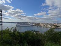 In Havanna grüßt ein Kreuzfahrtschiff