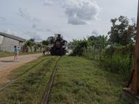 Die alte deutsche Lokomotive dampft und qualmt