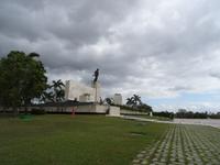 Die Che Guevara Gedenkstätte vor einem Regenhimmel