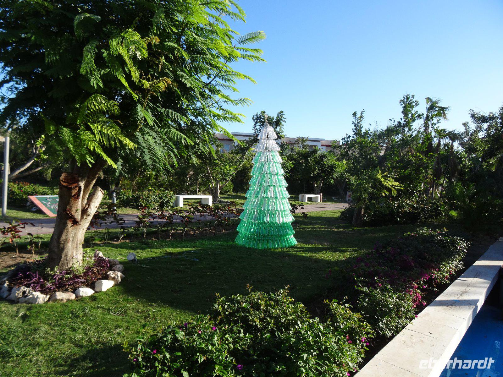 Eine haltbare Weihnachtsbaumvariante  - leere Flaschen