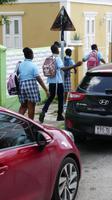 Schüler in Uniform auf dem Heimweg, Curacao