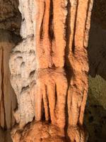 Stalagtiten und Stalagmiten