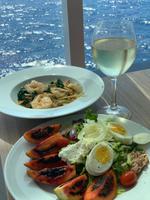 Mittagessen mit Meerblick genießen