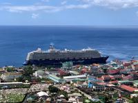 Panorama-Blick auf die Mein Schiff 5 und Roseau