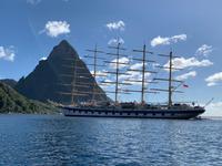 Die Star Clipper vor den beiden Pitons
